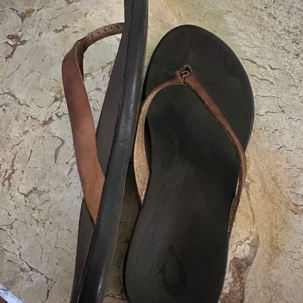 OLUKAI Ho'opio Leather Flip-Flop Slides, size 7 - Picture 2 of 3